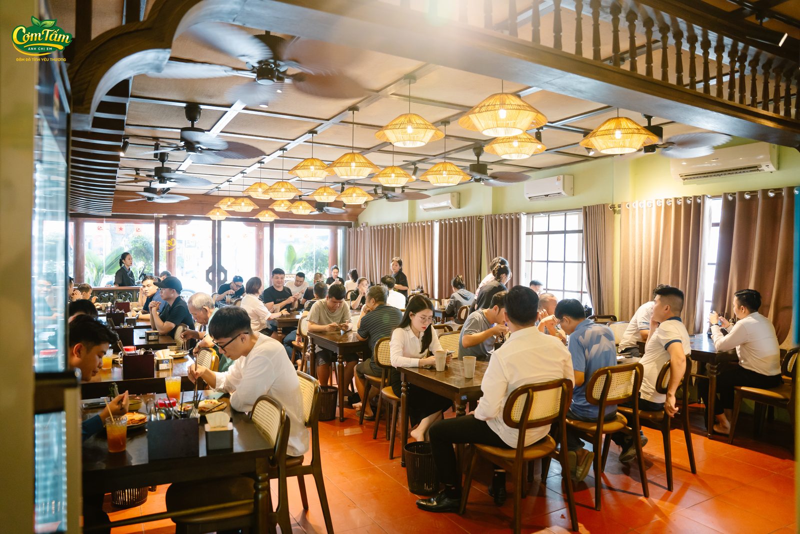 Bàn ghế gỗ ấm cúng