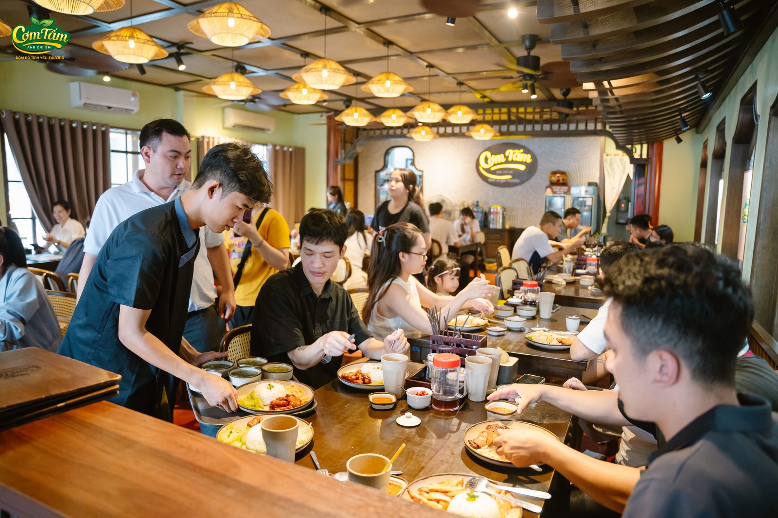 Bưng cơm ra bàn