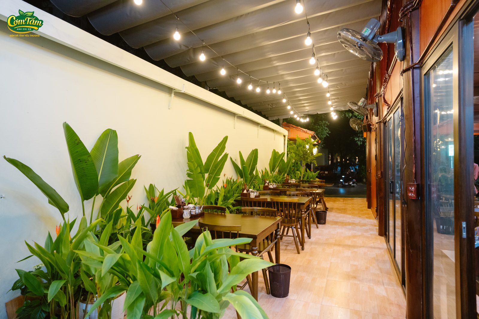 Hiên ngồi ngoài trời